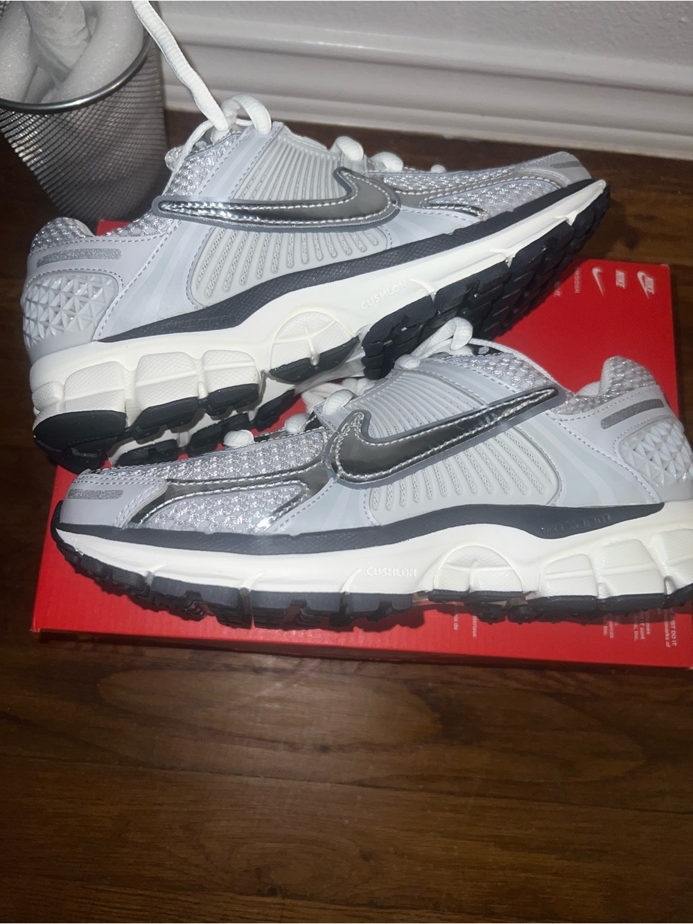 Nike Zoom Vomero 5 Photon Dust Metallic Silver FD0884-025 Women’s Size 7 NEW - Picture 3 of 8